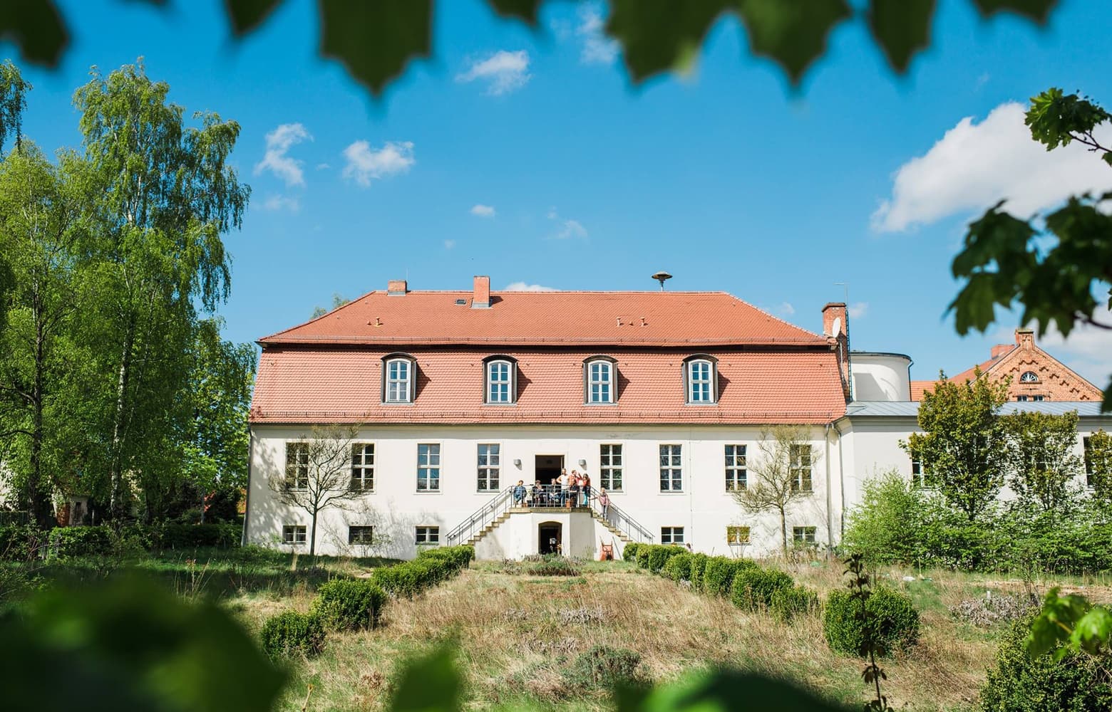 Weitläufiger Hof im Grünen