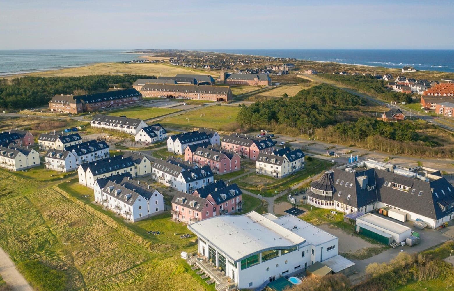 Modernes Aparthotel auf Sylt mit Blick in die Dünen