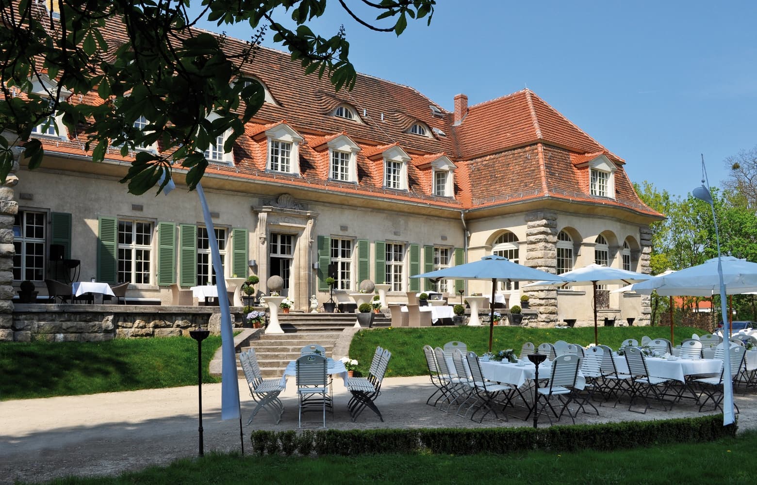 Stilvolles Schloss im Grünen