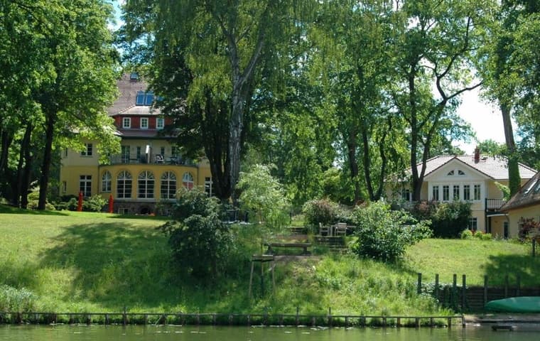 Cozy country house in idyllic lake location