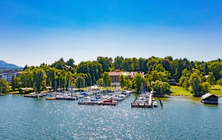 Luxurious yacht hotel directly next to Lake Chiemsee