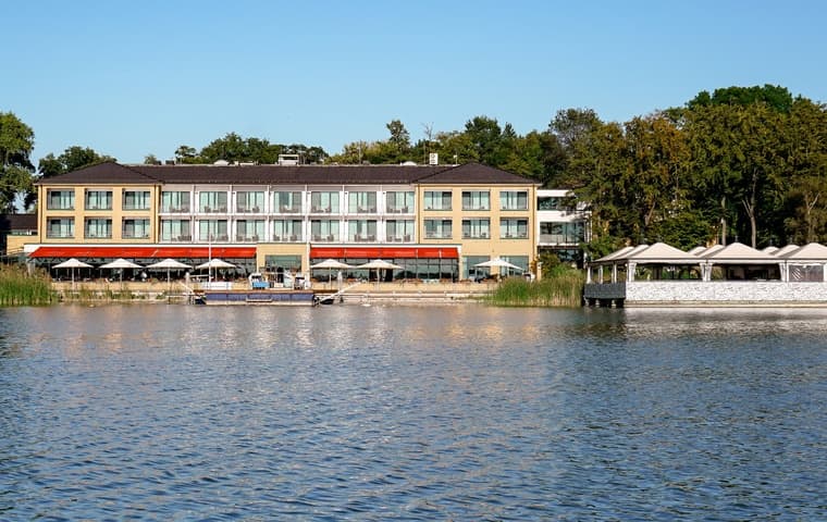 Idyllic lakeside hotel right at the gates of Berlin