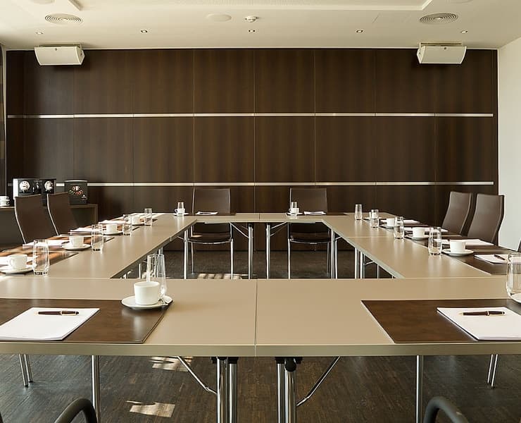 Several meeting rooms for small and mid-sized teams