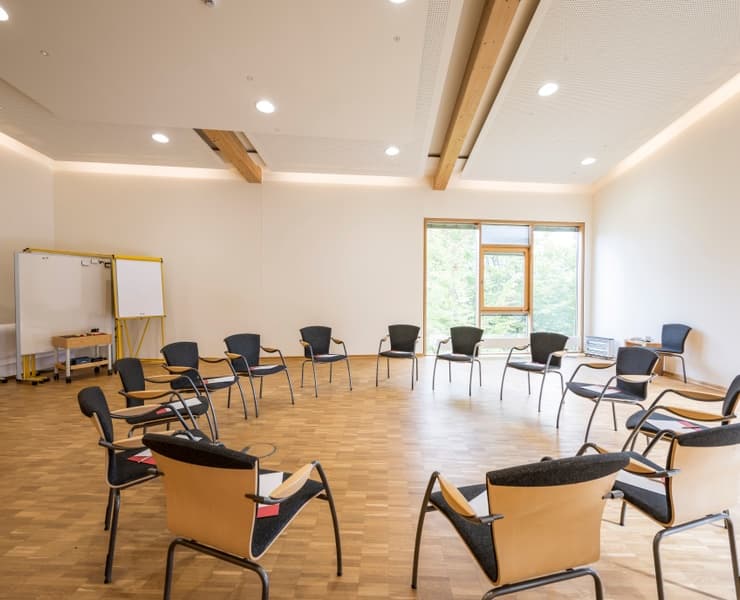 3 medium-sized meeting rooms