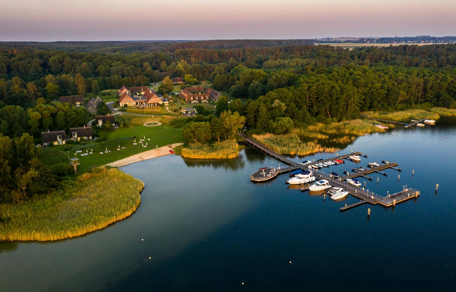Modernes Resort umgeben von Natur an der Mecklenburgischen Seenplatte
